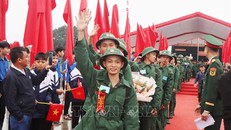 Tân binh tỉnh Hà Tĩnh lên đường nhập ngũ. Ảnh: Hữu Quyết/TTXVN