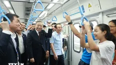 Tổng Bí thư Tô Lâm đi tàu Metro số 1 Thành phố Hồ Chí Minh và trò chuyện với người dân. Ảnh: Thống Nhất/TTXVN