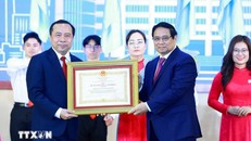 Thủ tướng Phạm Minh Chính trao Huân chương Lao động hạng Nhất của Chủ tịch nước tặng Đại học Quốc gia Thành phố Hồ Chí Minh. Ảnh: Dương Giang/TTXVN