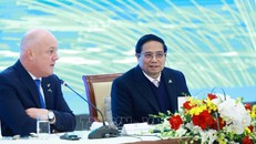 Thủ tướng Phạm Minh chính và Thủ tướng New Zealand Christopher Luxon tham dự Phiên làm việc về công nghệ. Ảnh: Dương Giang/TTXVN