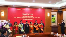 Trưởng ban Chính sách, Chiến lược Trung ương Trần Lưu Quang công bố các Quyết định về chức năng, nhiệm vụ, tổ chức bộ máy của Viện Nghiên cứu Chính sách và Chiến lược. Ảnh: Vietnam+