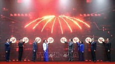 Bộ trưởng Bộ Nội vụ Phạm Thị Thanh Trà và 7 Thứ trưởng thực hiện nghi thức ra mắt Bộ Nội vụ. Ảnh: TTXVN phát