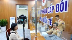 Cán bộ, chiến sĩ Đội Sát hạch, cấp giấy phép lái xe cơ giới đường bộ (Phòng Cảnh sát giao thông, Công an thành phố Hà Nội) làm thủ tục cấp, đổi giấy phép lái xe cho công dân. Ảnh: Phạm Kiên/TTXVN
