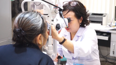 Khám phát hiện các bệnh về mắt cho người dân. Ảnh: SYT