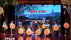 Tiết mục dự thi nội dung ca nhạc sân khấu quan họ. Ảnh: Thái Hùng/TTXVN