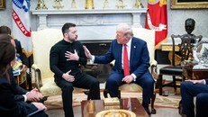 Tổng thống Mỹ Donald Trump (phải) hội đàm với Tổng thống Ukraine Volodymyr Zelensky tại Nhà Trắng, ngày 28/2/2025.