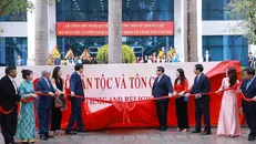 Thủ tướng Phạm Minh Chính và các đại biểu thực hiện nghi thức ra mắt Bộ Dân tộc và Tôn giáo. Ảnh: Dương Giang/TTXVN.