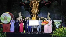 Ông Hoàng Đạo Cương, Thứ trưởng Bộ Văn hóa, Thể thao và Du lịch trao quyết định công nhận bảo vật quốc gia đối với “Bộ kim phẩm đền Nghè”.