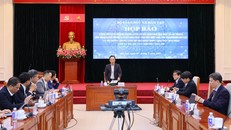 Thứ trưởng Bộ GD&ĐT Hoàng Minh Sơn phát biểu tại cuộc họp báo. Ảnh: Trần Hiệp/TTXVN.