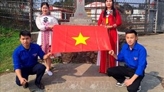 Người dân và du khách tham gia chào cờ ở khu vực mốc 291/2, xã Cao Mã Pờ (Hà Giang).