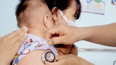 Bác sĩ thăm khám, điều trị cho trẻ mắc bệnh sởi. Ảnh: TTXVN/Vietnam+