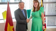 Phó Thủ tướng Thường trực Nguyễn Hòa Bình và Phó Thủ tướng Anh Angela Rayner tại cuộc gặp. Ảnh: TTXVN