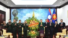Đoàn đại biểu Bộ Quốc phòng Việt Nam chúc mừng nhân dịp kỷ niệm 70 năm Ngày thành lập Đảng Nhân dân Cách mạng Lào. Nguồn: Quân đội Nhân dân