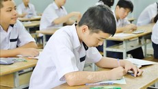 Thí sinh làm bài thi môn Toán tại điểm thi Trường Trung học Cơ sở Trần Văn Ơn (Quận 1, TP Hồ Chí Minh).