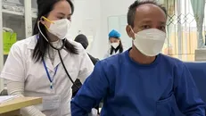 Cán bộ y tế Trung tâm y tế huyện Ba Vì khám cho bệnh nhân lao. Ảnh: Vietnam+