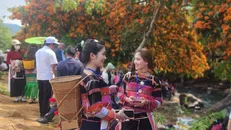 Các cô gái Ba Na K'riêm ở lễ hội hoa trang. Ảnh: Sỹ Thắng/TTXVN