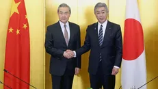 Ngoại trưởng Nhật Bản Takeshi Iwaya và người đồng cấp Trung Quốc Vương Nghị. Nguồn: Kyodo