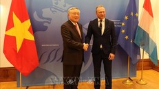 Phó Thủ tướng thường trực Nguyễn Hòa Bình và Bộ trưởng Tài chính Luxembourg Gilles Roth.