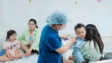 Bệnh viện Thanh Nhàn đang điều trị cho 20 bệnh nhi mắc sởi. Ảnh: Minh Quyết/TTXVN