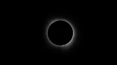 Nhật thực toàn phần trên bầu trời thành phố Plano, Texas, Mỹ ngày 8/4/2024. Ảnh: THX/TTXVN