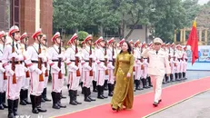 Phó Chủ tịch nước Võ Thị Ánh Xuân duyệt đội danh dự Công an nhân dân. Ảnh: Phạm Kiên/TTXVN