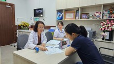 TS.BS Tô Minh Hương đang tư vấn khám cho Khách hàng. Ảnh:Vinmec