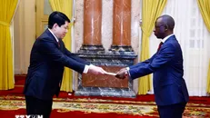 Chủ tịch nước Lương Cường nhận Quốc thư từ Đại sứ Cộng hoà Burundi Telesphone Irambonao. Ảnh: Lâm Khánh/TTXVN