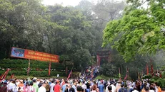 Dòng người hướng về núi Nghĩa Lĩnh dâng hương tưởng niệm các Vua Hùng. Ảnh: Nhật Anh/TTXVN