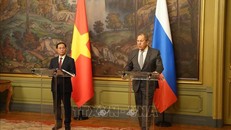 Phó Thủ tướng, Bộ trưởng Ngoại giao Bùi Thanh Sơn và Bộ trưởng Ngoại giao Nga Sergey Lavrov trong họp báo sau hội đàm, ngày 2/4. Ảnh: Quang Vinh/TTXVN tại LB Nga