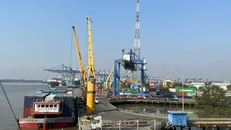 Đằng sau con số thặng dư thương mại, các chuyên gia cho rằng Chính phủ Mỹ có thể còn đang cân nhắc đến những yếu tố phức tạp hơn, bao gồm cả vai trò của Việt Nam trong chuỗi cung ứng toàn cầu và mối quan hệ với Trung Quốc. Ảnh: Vietnam+