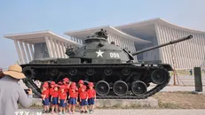 Trẻ em đến tham quan Bảo tàng Lịch sử Quân sự Việt Nam. Ảnh: Hoàng Hiếu/TTXVN