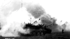 Ngày 9/4/1975, quân ta tiến công vào thị trấn Xuân Lộc, căn cứ phòng thủ trọng yếu của địch bảo vệ Sài Gòn từ phía Đông Bắc. Ngày 21/4, quân địch ở Xuân Lộc tháo chạy, cửa ngõ vào Sài Gòn từ hướng Đông Bắc đã được mở. Ngay từ khi mất Xuân Lộc, Tổng thống Nguyễn Văn Thiệu từ chức. Ảnh: TTXVN