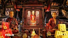 Bộ tượng Tam Tổ Trúc Lâm gồm 3 pho tượng: Đệ Nhất Tổ Phật Hoàng Trần Nhân Tông, Đệ Nhị Tổ Pháp Loa, Đệ Tam Tổ Huyền Quang. Ảnh: Danh Lam/TTXVN