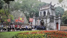 Đông đảo người dân đến tham quan Văn Miếu - Quốc Tử Giám. Ảnh: Lê Đông/TTXVN