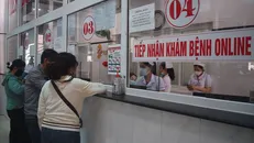 Người dân làm thủ tục khám chữa bệnh. Ảnh: TTXVN/Vietnam+