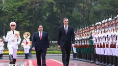 Thủ tướng Phạm Minh Chính và Thủ tướng Tây Ban Nha Pedro Sánchez duyệt Đội danh dự Quân đội Nhân dân Việt Nam. Ảnh: Dương Giang/TTXVN