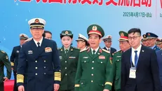 Đại tướng, Bộ trưởng Quốc phòng Phan Văn Giang đón Thượng tướng Đổng Quân, Bộ trưởng Quốc phòng Trung Quốc tại Cửa khẩu Quốc tế Hữu Nghị. Ảnh: Trọng Đức/TTXVN