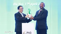 Thủ tướng Phạm Minh Chính trao biểu trưng đăng cai tổ chức Hội nghị thượng đỉnh Diễn đàn Đối tác vì Tăng trưởng xanh và Mục tiêu toàn cầu (P4G) lần thứ năm cho Thủ tướng Ethiopia Abiy Ahmed Ali. Ảnh: Dương Giang/TTXVN