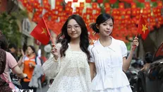 Phố Ấu Triệu với những dải cờ đỏ sao vàng tung bay, thu hút đông đảo bạn trẻ đến chụp ảnh để hòa chung không khí kỉ niệm dịp lễ 30/4. Ảnh: Lê Đông/TTXVN