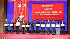 Thượng tướng Phùng Sĩ Tấn, Phó tổng Tham mưu trưởng Quân đội nhân dân Việt Nam trao Bằng khen của Bộ trưởng Bộ Quốc phòng cho các cá nhân. Ảnh: Minh Đức/TTXVN