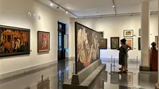 Khách tham quan bảo tàng Mỹ thuật Việt Nam.