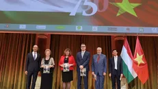 Đại sứ Bùi Lê Thái trao tặng cho các khách mời danh dự Tập san đặc biệt do Đại sứ quán Việt Nam tại Hungary phối hợp với Tạp chí Eurasia xuất bản nhân kỷ niệm 75 năm thiết lập quan hệ ngoại giao giữa hai nước.