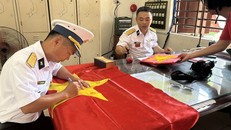 Các chiến sỹ đảo Trường Sa đóng dấu, ký tên trên lá cờ Tổ quốc cho các đại biểu mỗi khi có đoàn công tác đến làm việc.