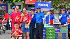 Không chỉ tiếp ứng cho lực lượng diễu binh, Vinamilk cũng trao tặng sản phẩm, hòa chung niềm hân hoan của người dân mừng đại lễ.