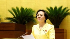 Bộ trưởng Bộ Nội vụ Phạm Thị Thanh Trà trình bày Tờ trình dự án Luật Cán bộ, công chức (sửa đổi). Ảnh: Phương Hoa