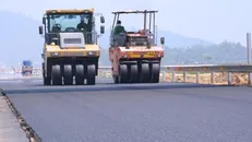 Nhà thầu thi công thảm bê tông nhựa nền đường một Dự án đường bộ cao tốc Bắc-Nam phía Đông. 