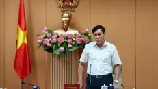 Thứ trưởng Bộ Y tế Đỗ Xuân Tuyên phát biểu tại cuộc họp. 