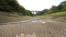 Lòng hồ khô nứt do hạn hán tại Edgworth, tây bắc nước Anh. Ảnh: AFP