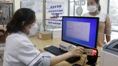 Người dân đăng ký khám chữa bệnh bằng căn cước công dân. Ảnh: Đồng Thúy