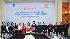 VNPT và Vingroup thực hiện nghi thức ký kết biên bản hợp tác giữa hai Tập đoàn.